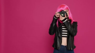 Fotoğrafçı olarak DSR kamerasıyla çalışan genç ve güzel bir kadın fotoğraf çekmek ve eğlenmek için cihaz kullanıyor. Kaygısız olmak ve resim çekmek, fotoğraf çekmek çok keyifli..