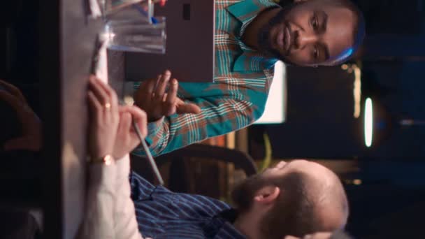 Вертикальне Відео Афроамериканський Фахівець Аналітики Показує Візуалізацію Даних Екрані Ноутбука — стокове відео