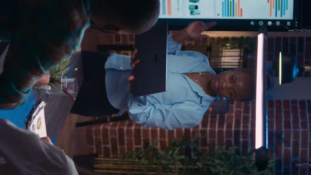 Vertikální Video Zaměstnanec Prezentující Finanční Zprávu Zobrazující Grafy Obrazovce Notebooku — Stock video