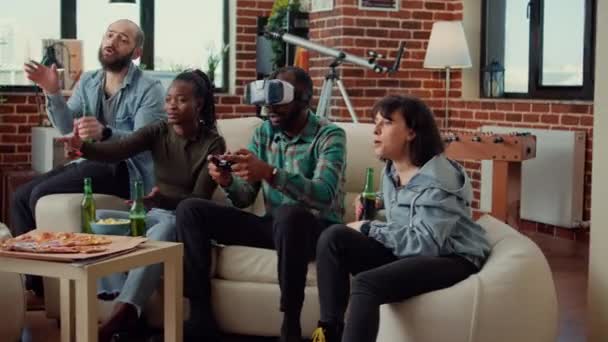 Video Oyunlarını Kutlayan Bir Grup Insan Video Gözlük Televizyon Konsoluyla — Stok video