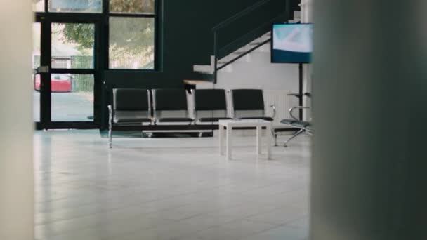 Pusty Szpital Czeka Poczekalni Krzesłami Siedzenia Przed Wizytą Kontrolną Lobby — Wideo stockowe