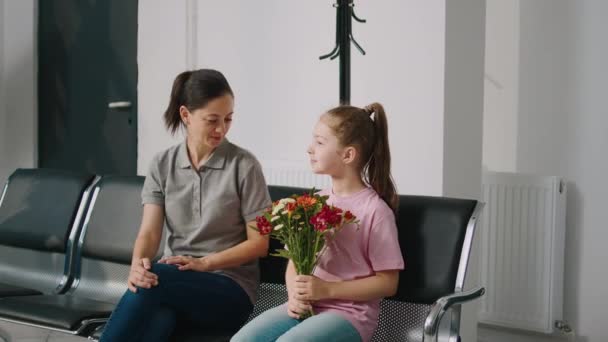 Mutter Und Kleines Kind Sitzen Wartezimmer Vor Dem Arzttermin Mädchen — Stockvideo