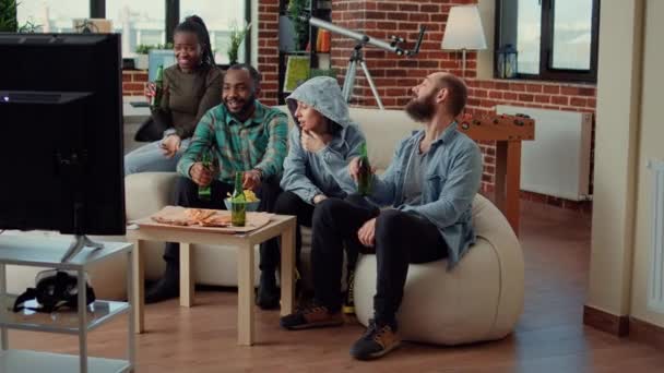 Bir Grup Arkadaş Televizyon Kanalında Film Izleyip Bira Atıştırmalıklarla Eğleniyorlar — Stok video