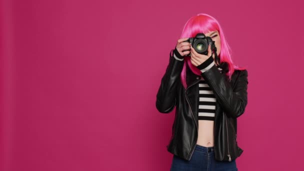 Fiatal Gyönyörű Dolgozik Dslr Fényképezőgép Mint Fotós Segítségével Eszköz Hogy — Stock videók
