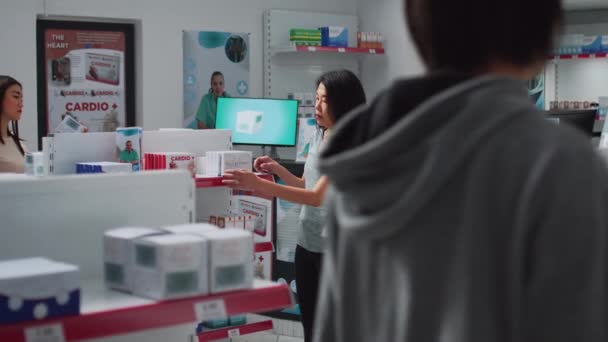약국의 약방을 고객들 상자와 병들로 선반을 있습니다 의약품 패키지 의약품을 — 비디오