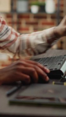 Dikey video: Ofiste tablet ve stilus kalem kullanarak, dokunmatik ekranda fotoğraf düzenleyen prodüksiyon çalışanı videosu. Erkek fotoğrafçı, rötuş yazılımıyla multimedya içeriği yaratıyor.