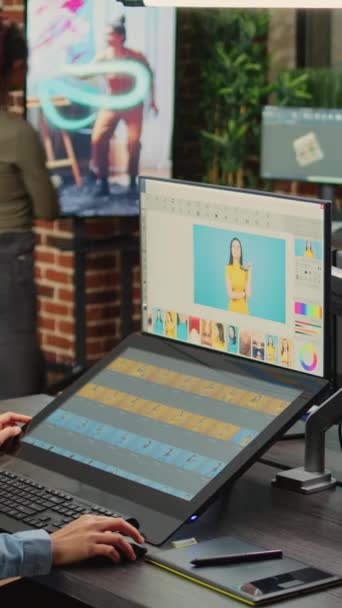 Verticale Video Professionele Beeldretoucher Met Bewerkingssoftware Met Grafische Tablet Die — Stockvideo