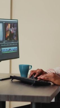 Dikey video: Genç içerik yaratıcıları profesyonel prodüksiyon yazılımıyla film çekimleri üzerinde çalışarak film içeriği oluşturuyorlar. İş arkadaşları video ve ses yaratmak için beyin fırtınası yapıyorlar.