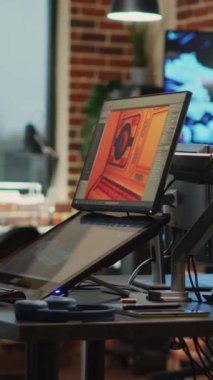 Dikey video: Modern üretim için içerik yaratmak, profesyonel yazılımları çalıştırmak için çalışma istasyonlarıyla dolu boş yaratıcı ajans stüdyosu. Teknik prototip programlanıyor veya oyun geliştiriliyor.