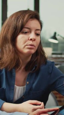 Dikey video: Kadın içerik yaratıcıları, çoklu ortam içeriği üzerinde çalışarak, yazılım ve stil kalemi ile profesyonel resimleri düzenliyorlar. Çeşitli grafik sanatçıları tablet ve tablet kullanarak fotoğraf işliyor