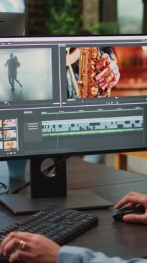Dikey video: Yapım ajansı binasındaki video görüntülerini düzenleyen video uzmanı, yaratıcı yazılımda montaj kalitesini artırıyor. Film veya film ışıklandırması, film yapımcılığı üzerine çalışan video düzenleyici