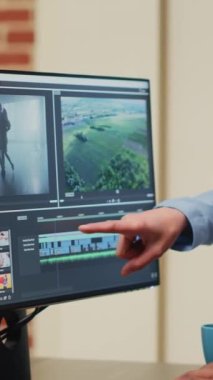 Dikey video: Uzman prodüksiyon yazılımıyla kurgu yapan, film içeriği yaratan çeşitli videograflar. İş arkadaşları video ve ses yaratmak için beyin fırtınası yapıyorlar.