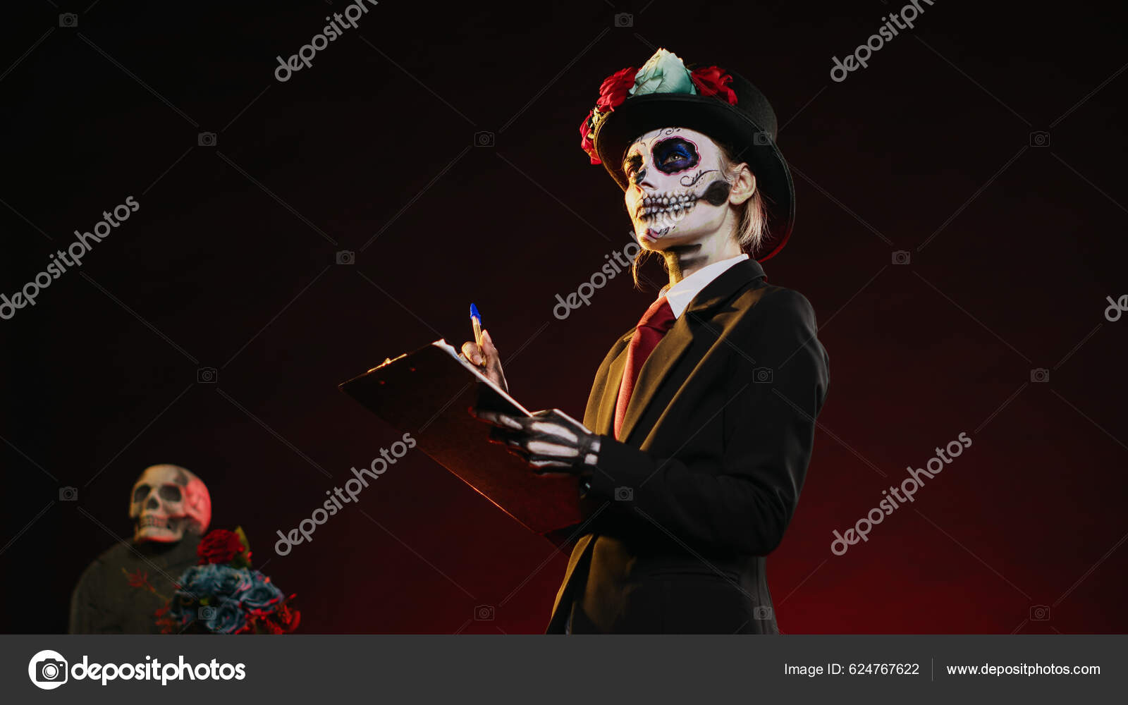 Homem vestido com fantasia de drácula para o halloween, olhando para um  crânio humano. homem com dentes de vampiro. homem assustador com fantasia  de halloween.
