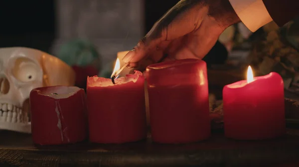 Модель Ужасов Зажигает Свечи Мексиканский Праздник Используя Свечи Палки Зажечь — стоковое фото