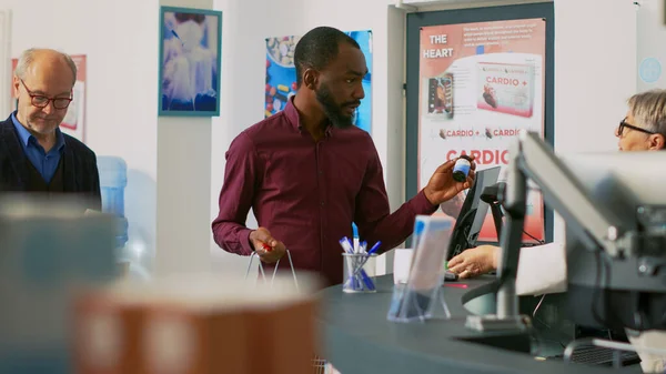 Erkek Müşteri Eczane Ürünlerini Tezgaha Koyup Ilaç Parasını Ödemeye Hazırlanıyor — Stok fotoğraf