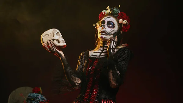 Meksykańska Bogini Horrorów Telefonie Trzymająca Czaszkę Rozmawiająca Przez Telefon Zachowująca — Zdjęcie stockowe