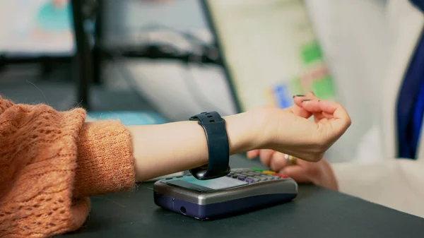Young Woman Using Smartwatch Nfc Pay Medicaments Standing Drugstore Cash — Stock Photo, Image
