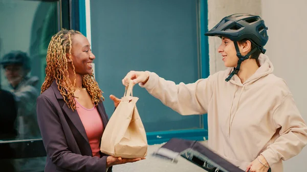 Fastfood Kurir Leverera Hämtmat Paperbag Till Afrikansk Amerikansk Klient Ger — Stockfoto