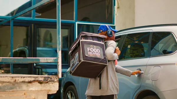 Dişi Kurye Öğle Yemeği Teslimatı Için Çantasından Dışarı Çıkıyor Müşteriye — Stok fotoğraf