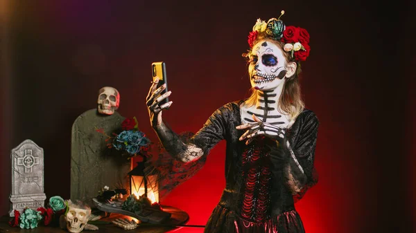 Жуткая Богиня Мертвых Посещающих Видеоконференцию Онлайн Используя Веб Камеру Смартфона — стоковое фото