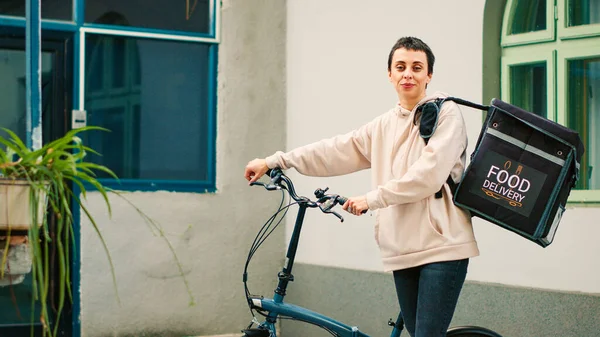Bisikletli Bisikletli Içinde Yiyecek Olan Sırt Çantası Taşıyan Yiyecek Teslimatçısı — Stok fotoğraf