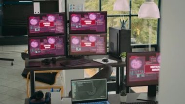 Boş yazılım bürosunda güvenlik ihlali yapan bilgisayar ekranları, veri algoritmalarıyla ekranda kritik hata mesajı yanıp sönüyor. Hacklenmiş sunucu arızası.