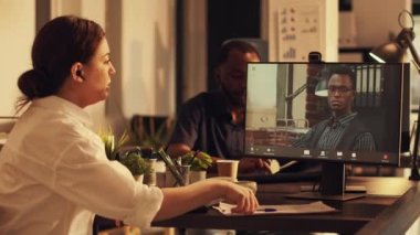 Meslektaşımla çevrimiçi telekonferans toplantısına katılan kendine güvenen bir yönetici uzaktan video bağlantısı ile konuşuyor. Video konferans görüşmesi, internet telekomünikasyon....