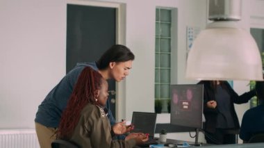 Çok ırklı geliştirici grubu algoritmayı ayrıştırırken sistem çökmesi ve hackleme alarmıyla karşılaştı. Bilgisayar üzerinde beklenmedik güvenlik ihlali, siber suç saldırısı yapan kodcular.