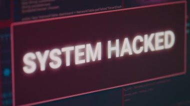 Bilgisayar ekranındaki hacklenmiş sistem uyarı mesajı güvenlik ihlali ve siber suç saldırısını gösteriyor. Sistem hatası güvenlik ve bilgisayar arızasını gösteren monitör. Kapat..