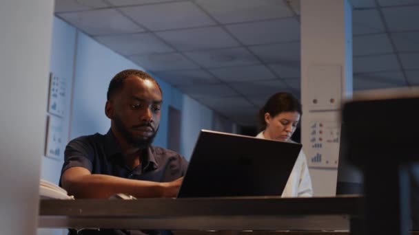 Afrikalı Amerikalı Adam Bilgisayarında Şirket Sunumu Yaratmak Için Belgelerdeki Satışları — Stok video