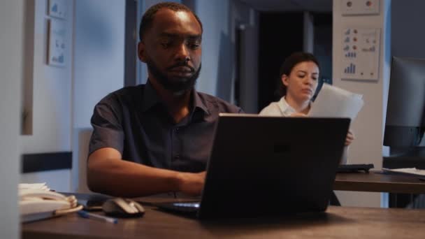 Başlangıç Ofisinde Dizüstü Bilgisayarda Çalışan Afrikalı Amerikalı Bir Adam Gece — Stok video