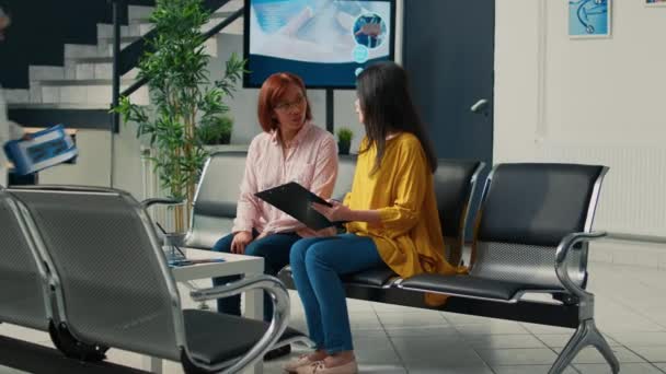 Asyalılar Klinikte Bekleme Odasında Oturup Sağlık Raporları Form Doldurarak Sigorta — Stok video