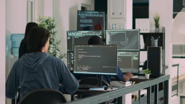 Multi Etnische Groep Programmeurs Die Werken Aan Servercode Nieuwe Database — Stockvideo