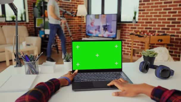 Giovane Adulto Che Lavora Laptop Con Schermo Verde Isolato Mostra — Video Stock