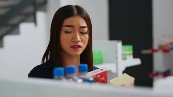 Aziatische Klant Het Lezen Van Pillen Doos Folder Medicijnen Kopen — Stockvideo