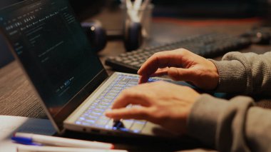 Genç adam sunucu güvenliğini kırmak için şifreyi kırıyor, virüsü kullanarak laptopu ele geçiriyor ve büyük verileri çalıyor. Sistem veritabanında siber saldırı yapmak için tehlikeli bir bilgisayar korsanı kodu. Kapat..