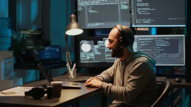 Yazılım geliştiricisi web kamerasıyla uzak bir video konferansında insanlarla konuşuyor. İnternetteki çevrimiçi video görüşmelerine katılmak, ofiste telekonferansta kod programlama hakkında sohbet etmek..