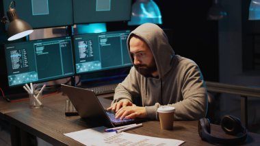 Suçlu hırsız sunucu arayüzünü kırmak için şifreyi kırıyor, virüsü kullanarak bilgisayarı ele geçiriyor ve büyük verileri çalıyor. Tehlikeli erkek hacker güvenlik veritabanında siber saldırı yapıyor, bilişim sahtekarlığı. El kamerasıyla..