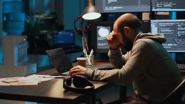 Programista Aplikacji Czuje Się Zmęczony Zmęczony Pracy Biurowej Zasypiając Pracując — Zdjęcie stockowe