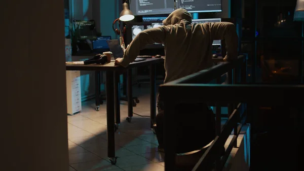 Programador Durmiendo Cayendo Con Silla Oficina Trabajando Hasta Tarde Noche —  Fotos de Stock