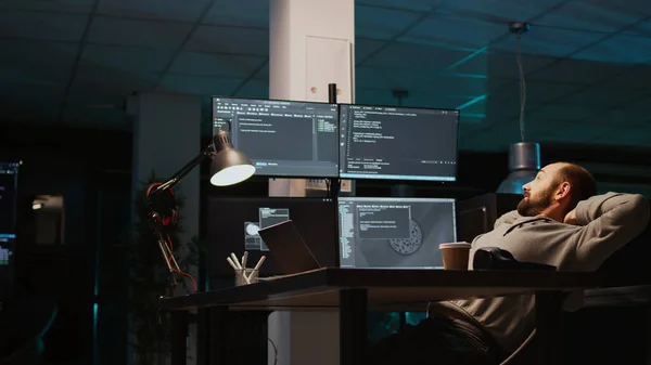 Genç Programcı Kodlama Başarısını Kutluyor Kaynak Kodunu Dizüstü Bilgisayarında Yazıyor — Stok fotoğraf