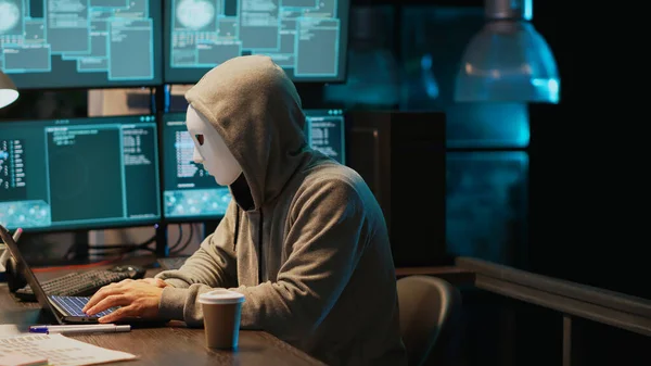 Cyber Terrorista Con Server Database Hacking Maschera Hacker Con Cappuccio — Foto Stock