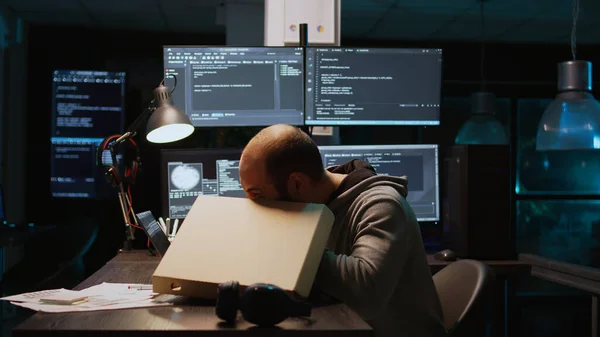 Programista Pizzę Dostawy Wynos Wpisuje Kod Programowania Laptopie Wieloma Monitorami — Zdjęcie stockowe