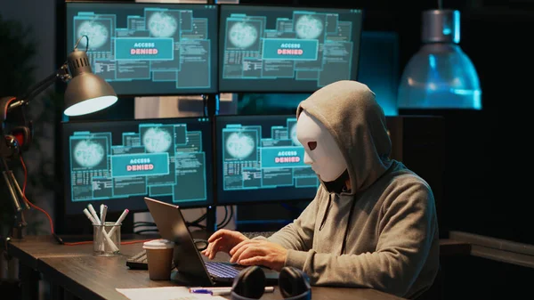蒙面黑客从数据库服务器窃取信息 黑客攻击计算机硬件系统 戴面具的黑客在办公室制造病毒恶意软件 破坏It安全 — 图库照片