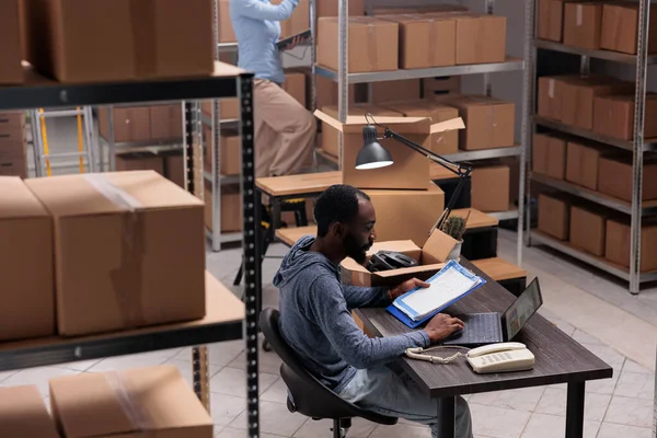 Storehouse Supervisor Analyseren Verzending Logistiek Voordat Begint Met Voorbereiding Van — Stockfoto