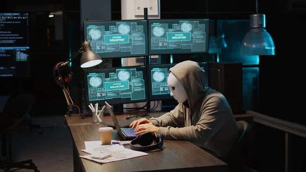 Maskierte Kriminelle Hacken Nachts Computerserver Arbeiten Laptop Und Mehreren Monitoren — Stockfoto