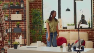 Erkek ofis çalışanı masada oturup dizüstü bilgisayarla çalışıyor. Şirket verilerini kullanarak finansal satışların muhasebe raporunu hazırlıyor. Bilgisayardaki bilgileri analiz eden genç bir işçi. Üçayak atışı.