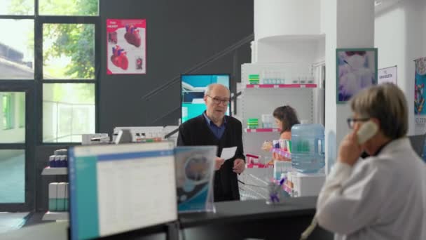 Kıdemli Müşteri Reçeteli Kağıtlar Konusunda Uzman Tıbbi Tedavi Bir Kutu — Stok video