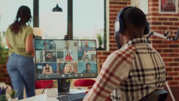 Empresário Participando Reunião Corporativa Line Computador Com Webcam Conversando Com — Vídeo de Stock