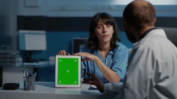 Médecin Infirmier Tenant Ordinateur Tablette Pointant Vers Écran Vert Tout — Video